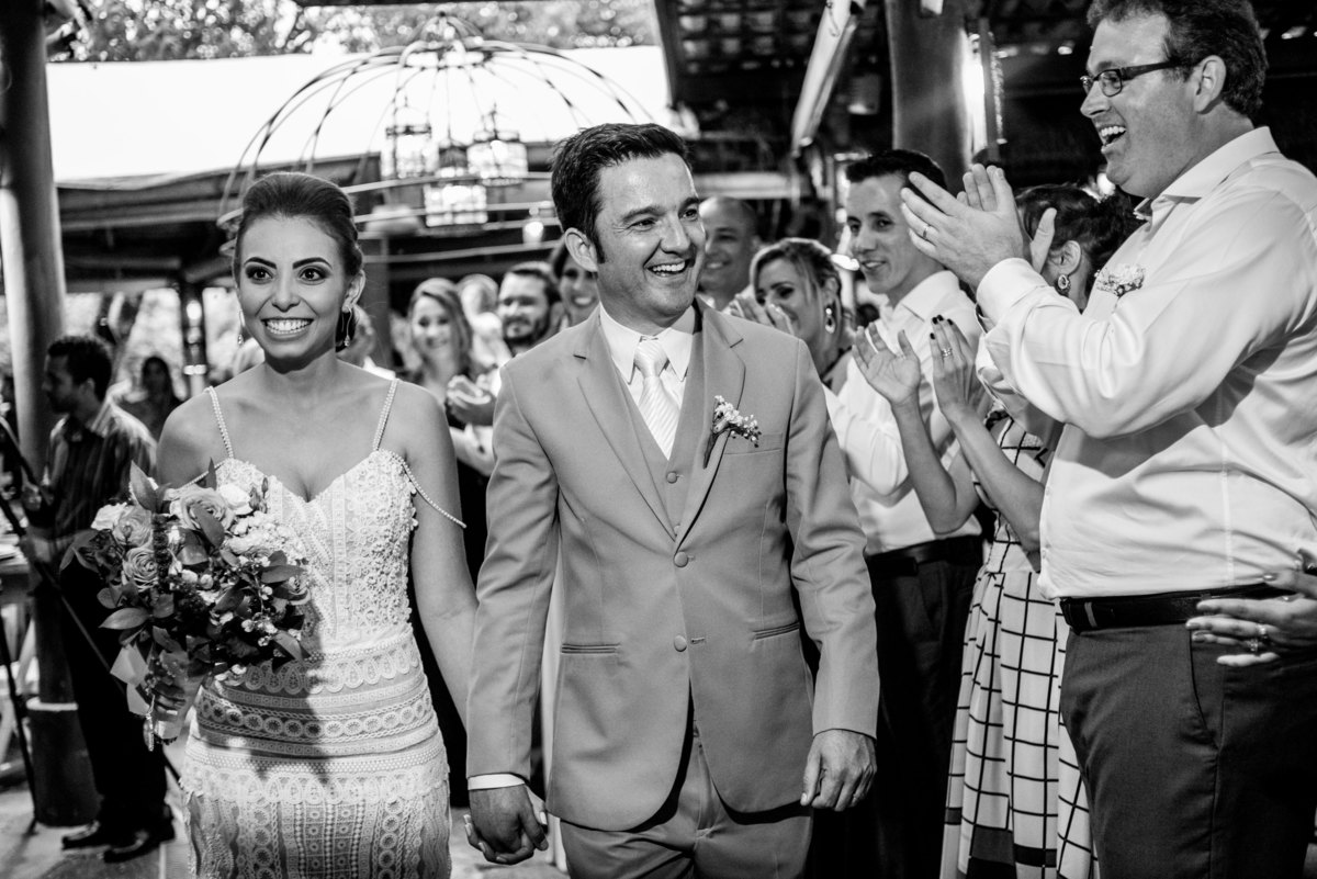 Casamento de Alexandre e Gabriela, casamento rustico, cerimonia emocionante, vestido de noiva com rendas terno cinza, rafael serra fotografia e cinema, fotografo em mogi guaçu, wedding photography