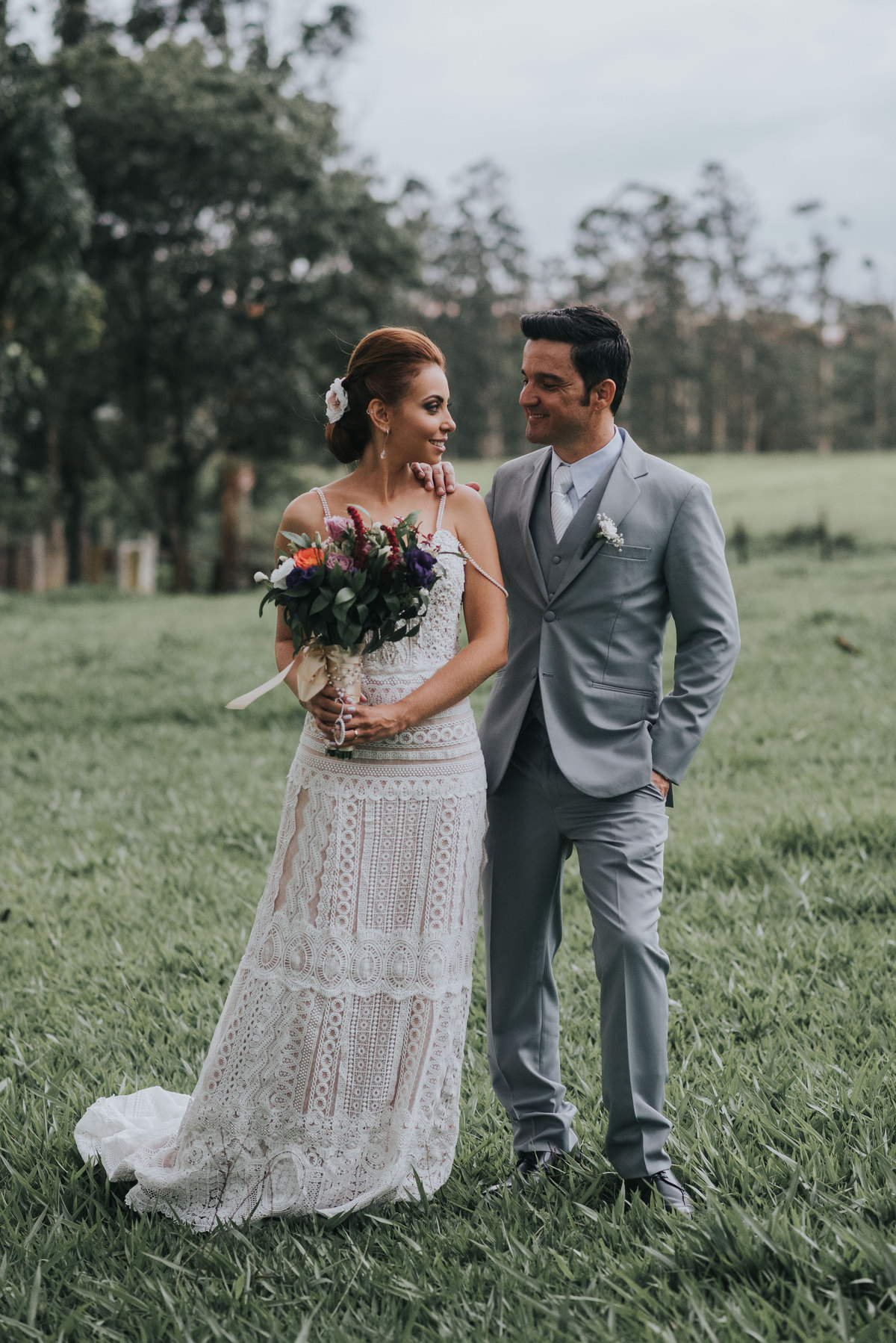 Casamento de Alexandre e Gabriela, casamento rustico, cerimonia emocionante, vestido de noiva com rendas terno cinza, rafael serra fotografia e cinema, fotografo em mogi guaçu, wedding photography
