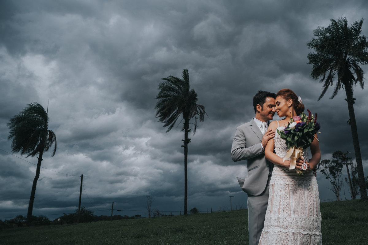 Casamento de Alexandre e Gabriela, casamento rustico, cerimonia emocionante, vestido de noiva com rendas terno cinza, rafael serra fotografia e cinema, fotografo em mogi guaçu, wedding photography