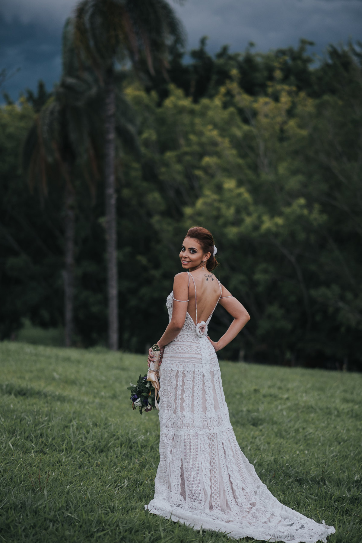 Casamento de Alexandre e Gabriela, casamento rustico, cerimonia emocionante, vestido de noiva com rendas terno cinza, rafael serra fotografia e cinema, fotografo em mogi guaçu, wedding photography