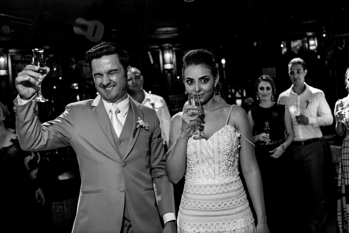 Casamento de Alexandre e Gabriela, casamento rustico, cerimonia emocionante, vestido de noiva com rendas terno cinza, rafael serra fotografia e cinema, fotografo em mogi guaçu, wedding photography