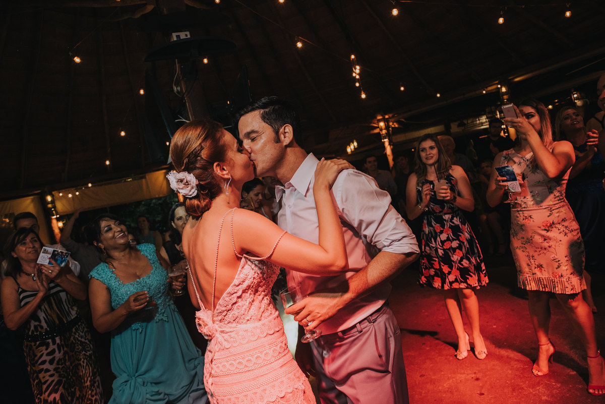 Casamento de Alexandre e Gabriela, casamento rustico, cerimonia emocionante, vestido de noiva com rendas terno cinza, rafael serra fotografia e cinema, fotografo em mogi guaçu, wedding photography