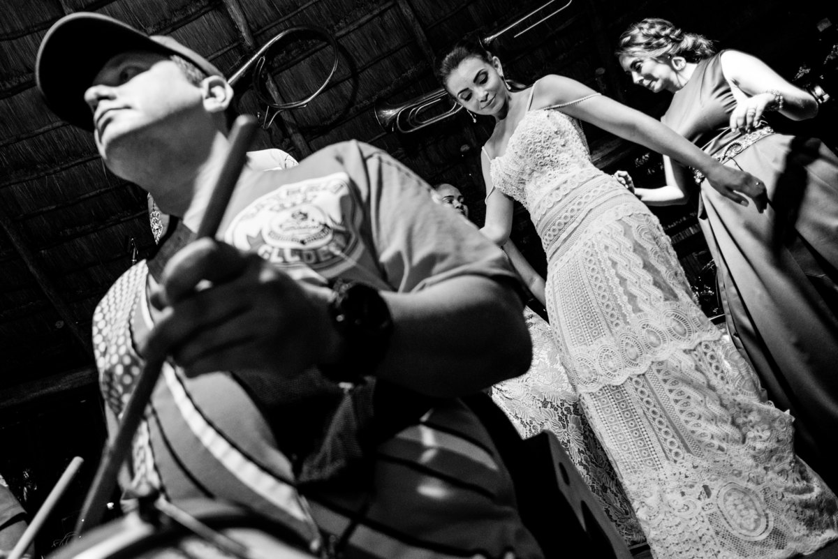 Casamento de Alexandre e Gabriela, casamento rustico, cerimonia emocionante, vestido de noiva com rendas terno cinza, rafael serra fotografia e cinema, fotografo em mogi guaçu, wedding photography