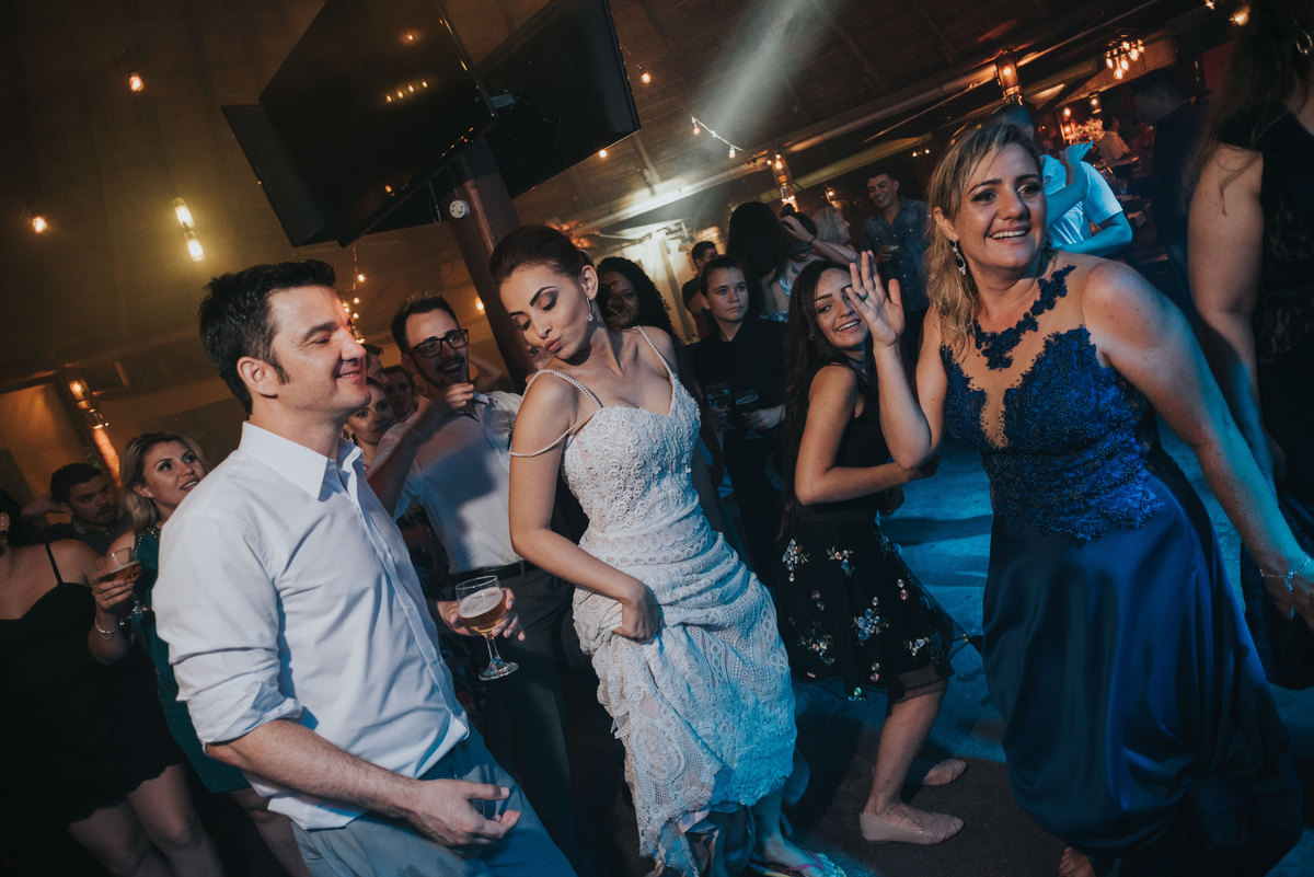 Casamento de Alexandre e Gabriela, casamento rustico, cerimonia emocionante, vestido de noiva com rendas terno cinza, rafael serra fotografia e cinema, fotografo em mogi guaçu, wedding photography