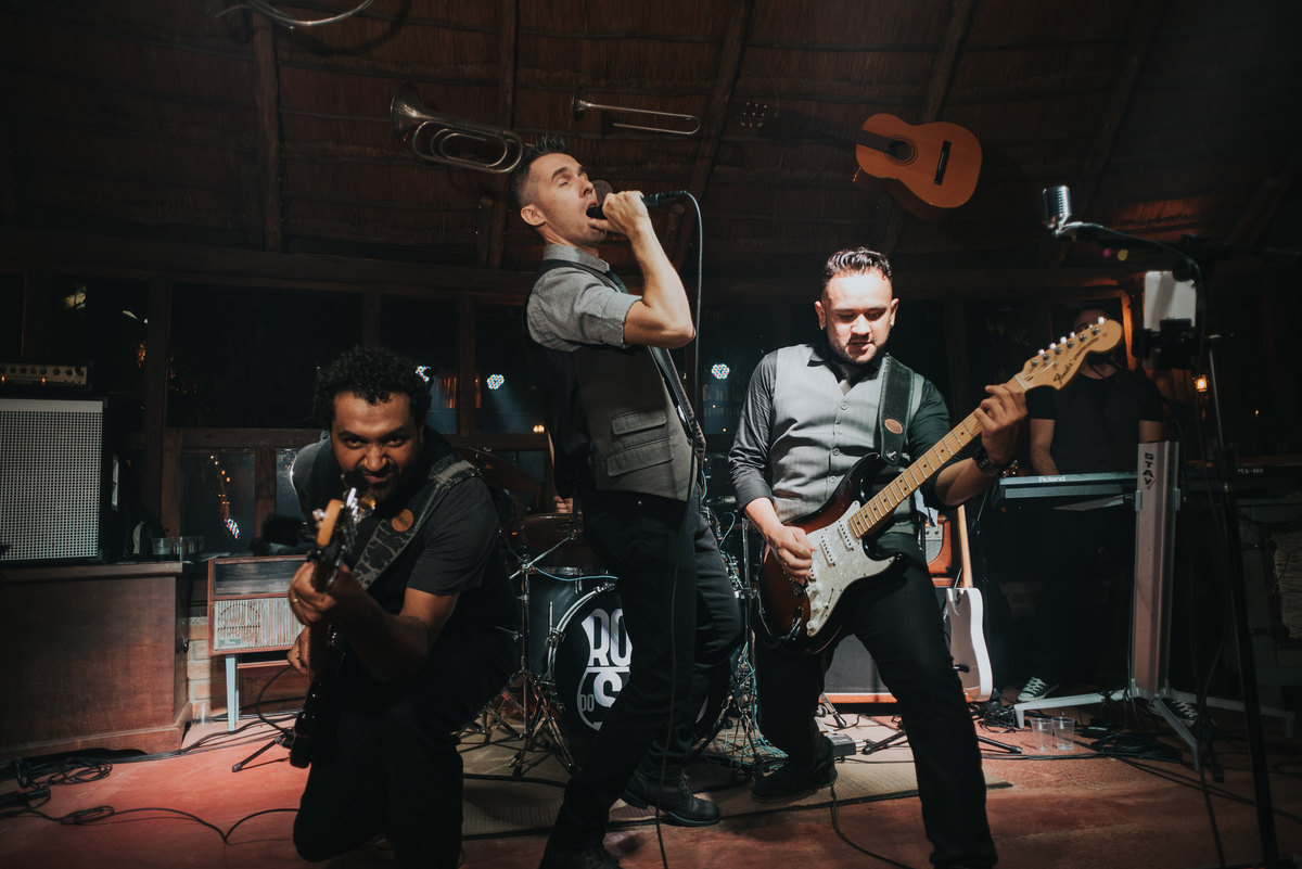 Casamento de Alexandre e Gabriela, casamento rustico, cerimonia emocionante, vestido de noiva com rendas terno cinza, rafael serra fotografia e cinema, fotografo em mogi guaçu, wedding photography