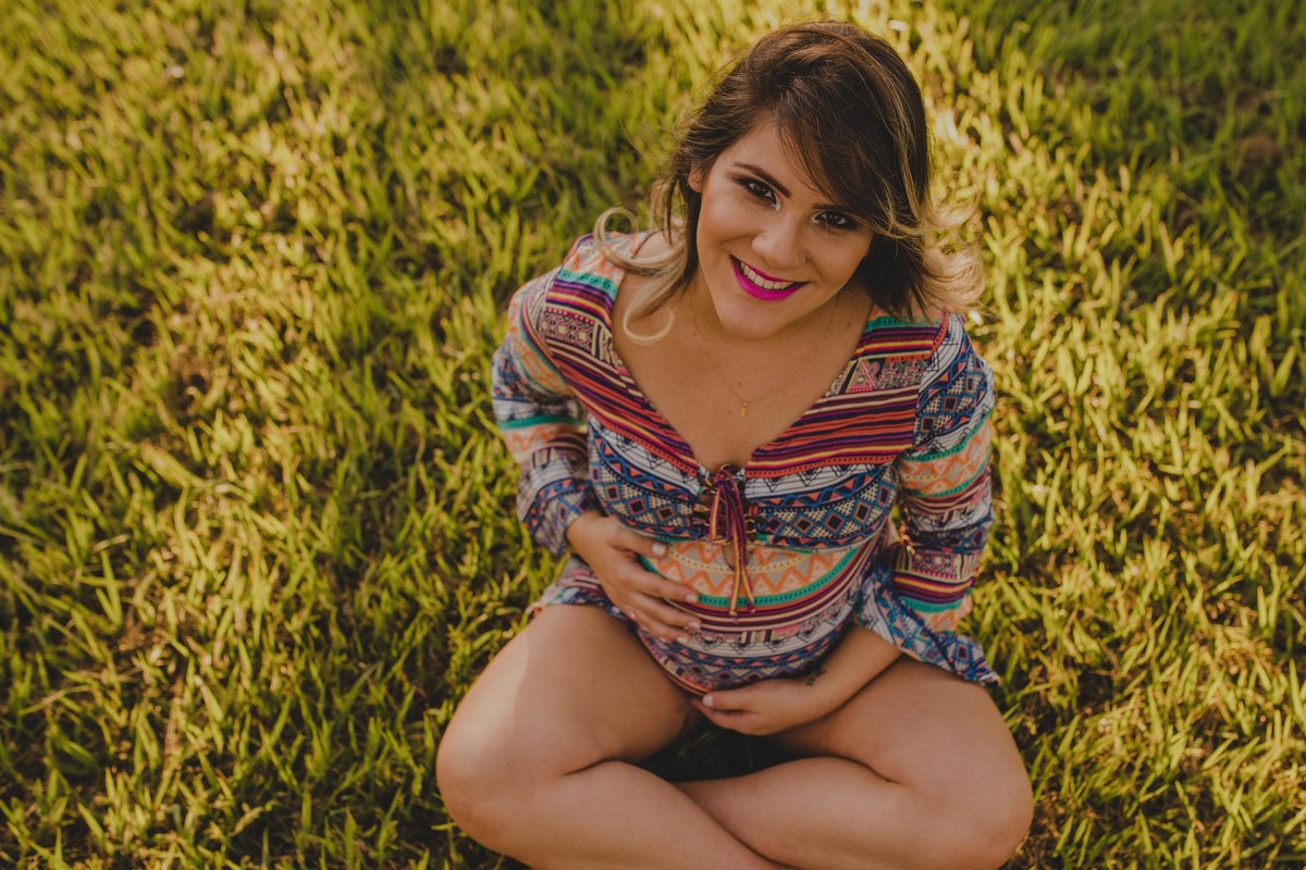 mulher sorrindo e olhando pra cima