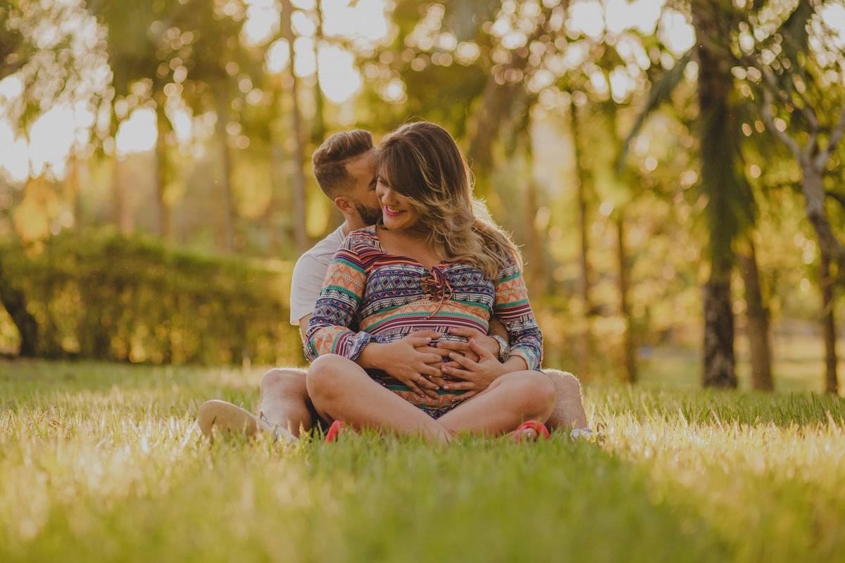 casal sentado na grama namorando