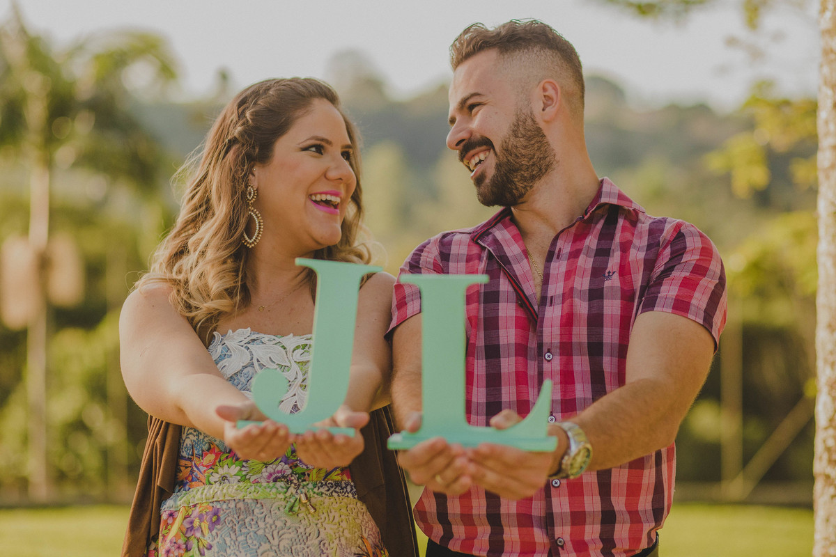 letrinhas no ensaio e o casal sorrindo