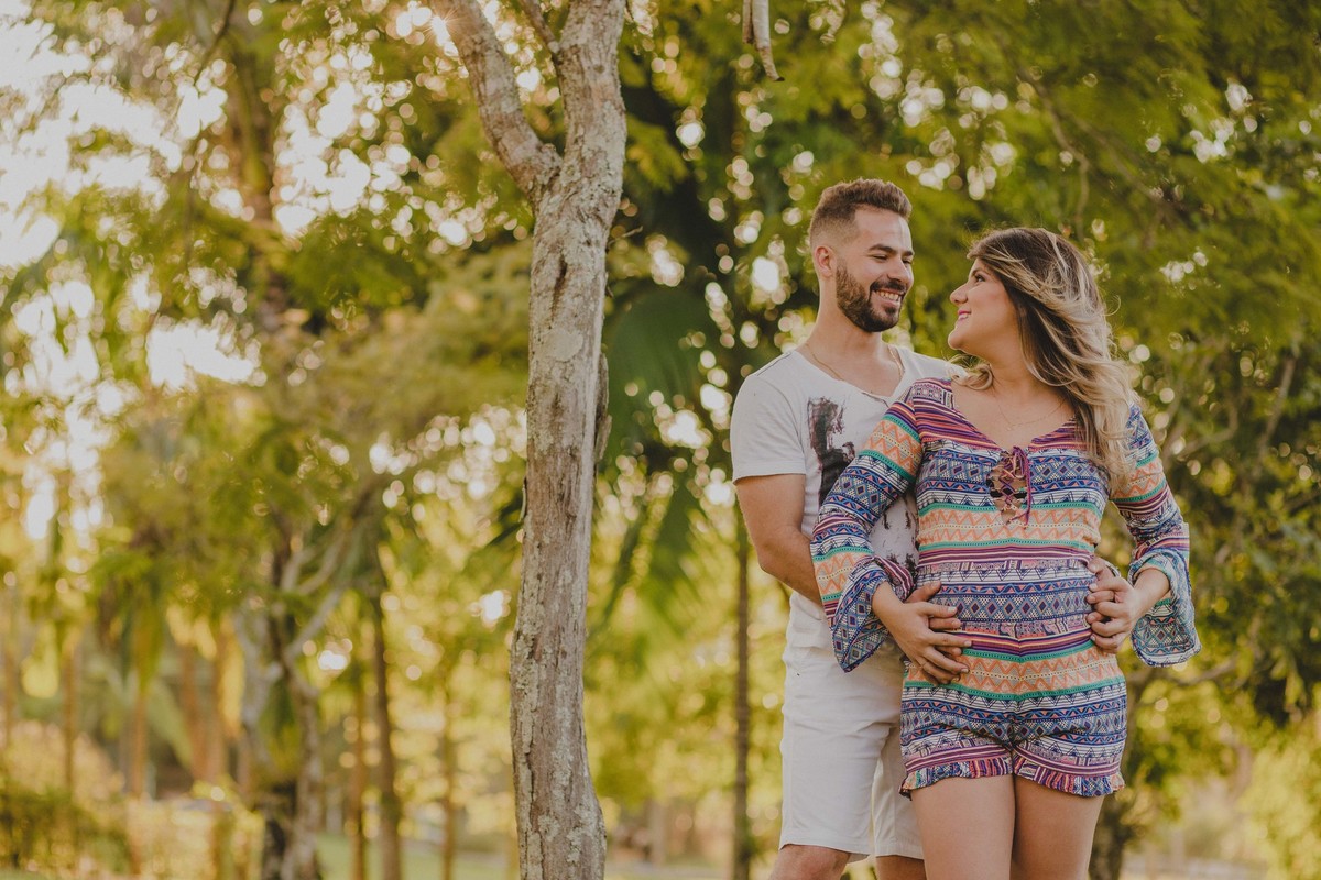 retratos de gestante, ensaio de gestante da thais, mulher sorrindo