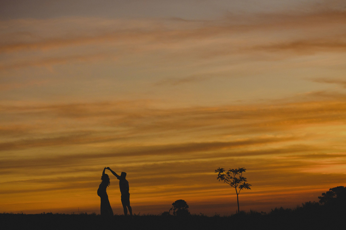 Silhuetas do casal gest