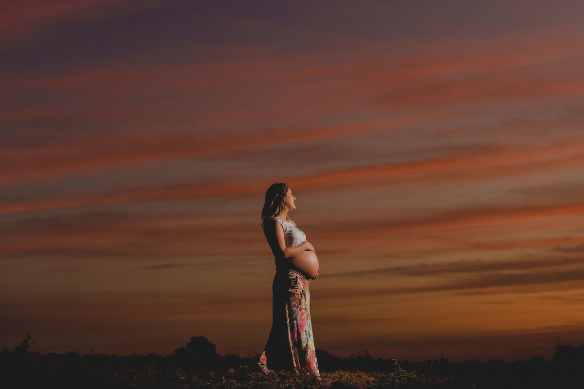 mamae no por do sol gestante esperando o bebe
