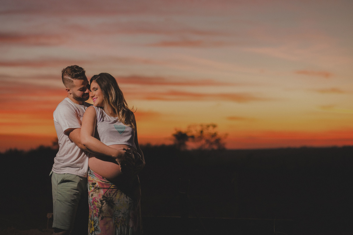 casal apaixonado esperando o bebe
