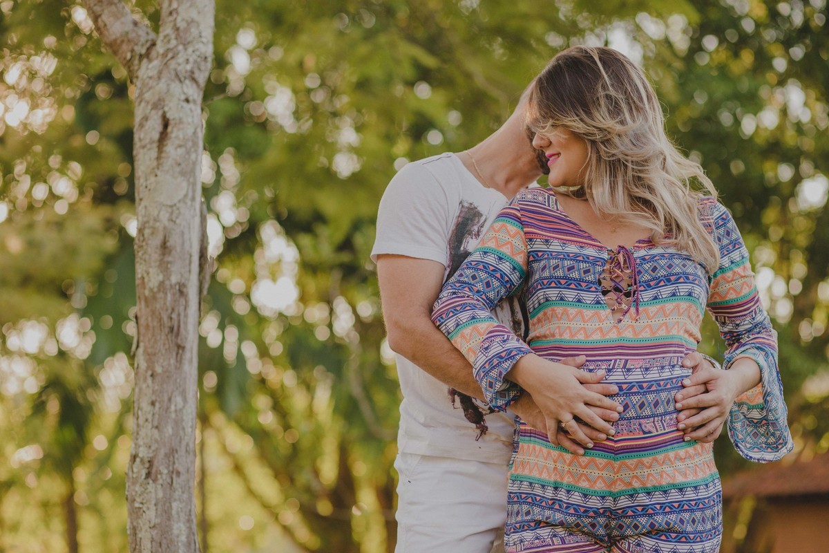 casal abraçado e o noivo sentindo cheirinho dela