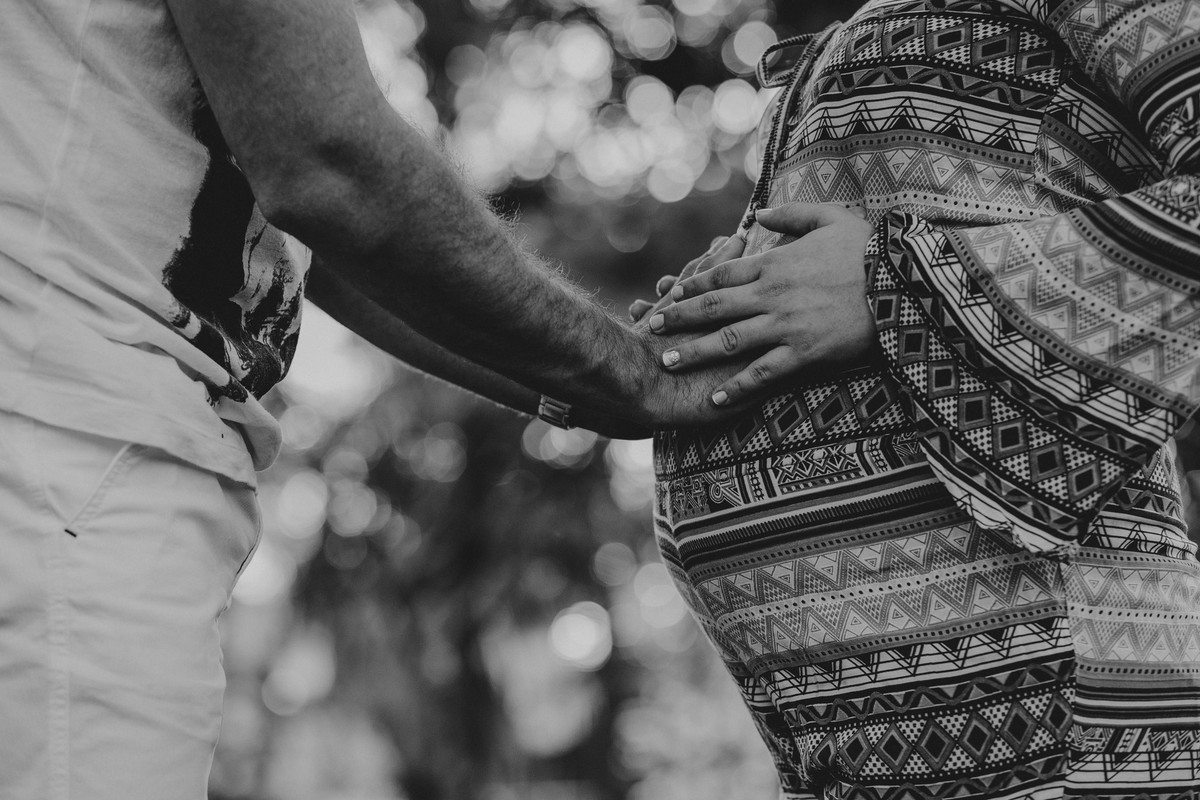 foto de gestante, pai tocando a barriga da mae