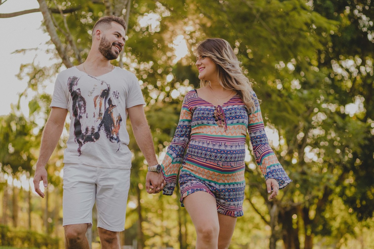 casal andando de mãos dadas