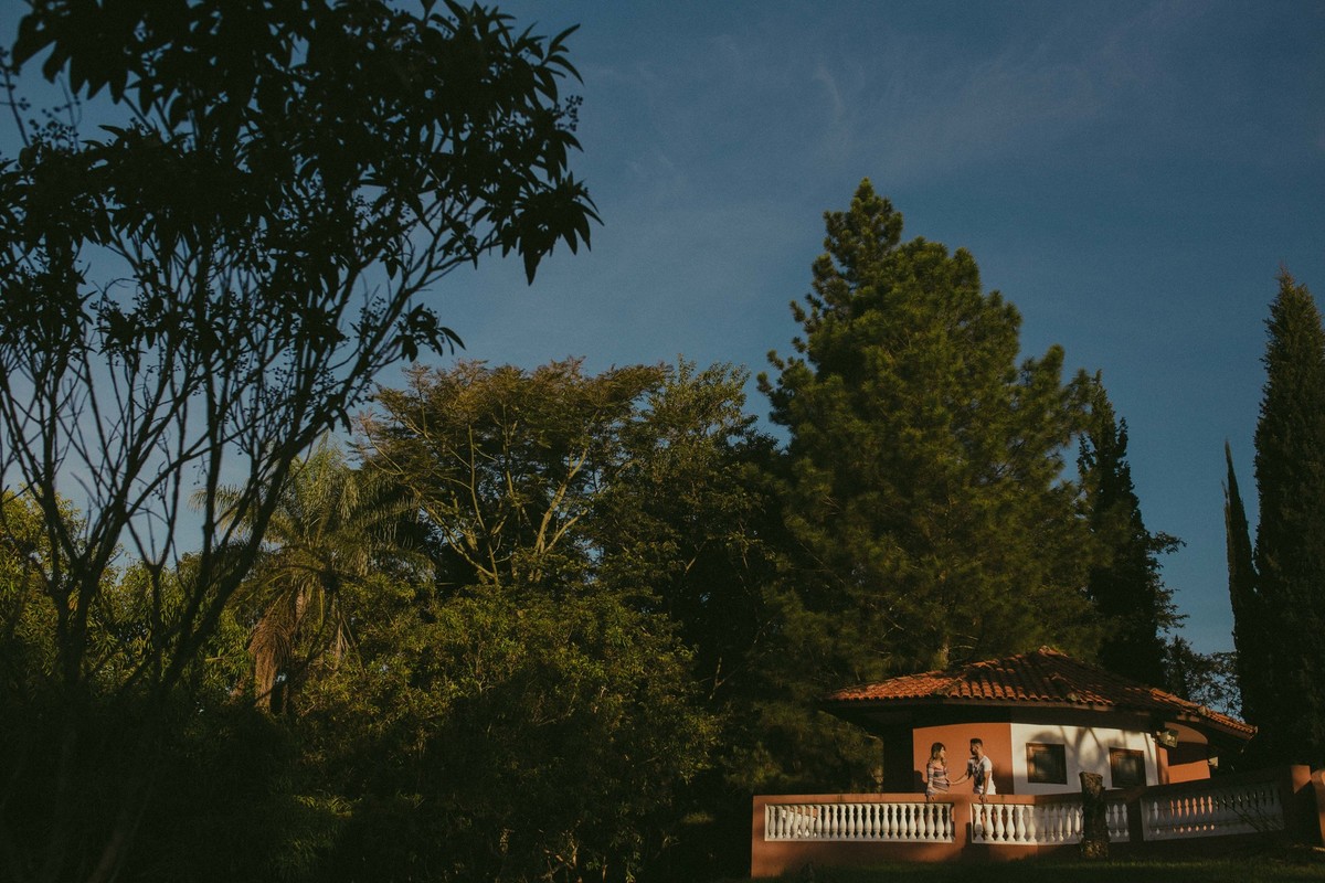 Ensaio de gestante thais e bruno, arvores e natureza e o casal pequeno na imagem