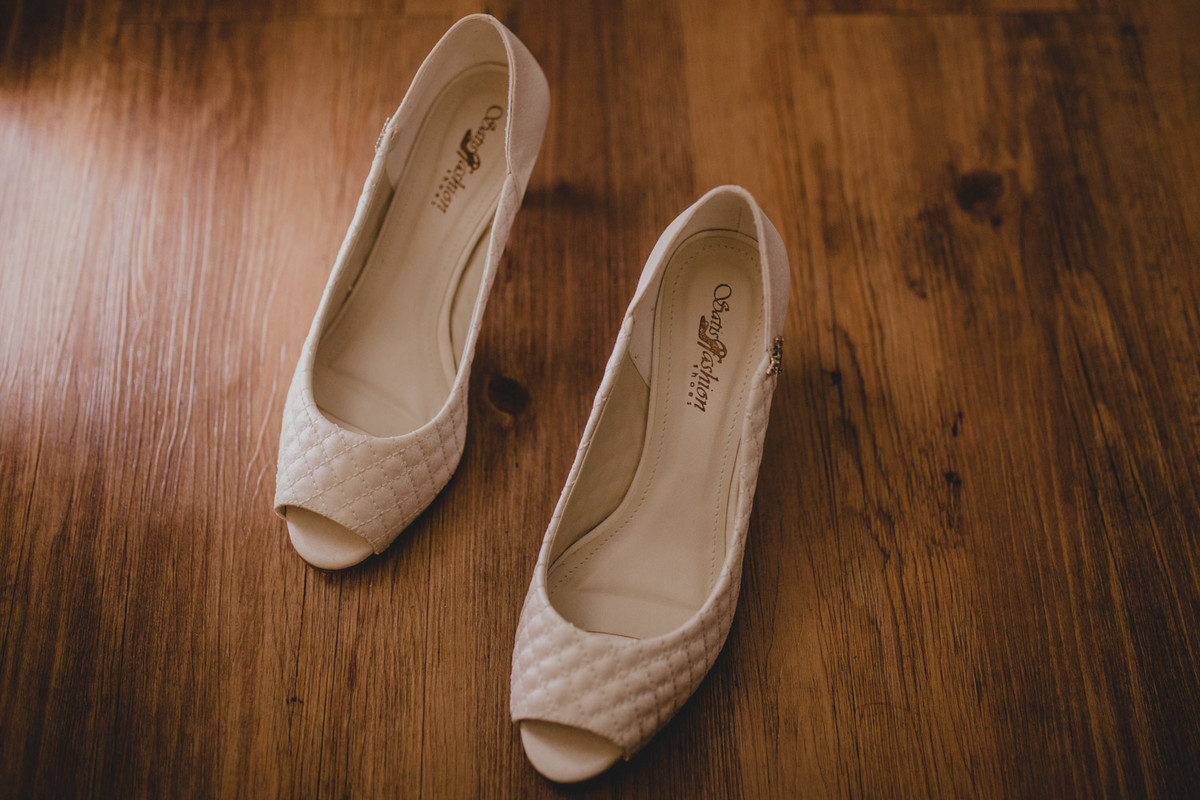 sapatinha da noiva no chão de madeira