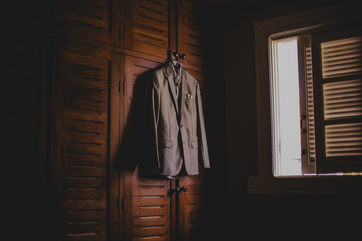 roupa do noivo pendurada no armario durante o making of