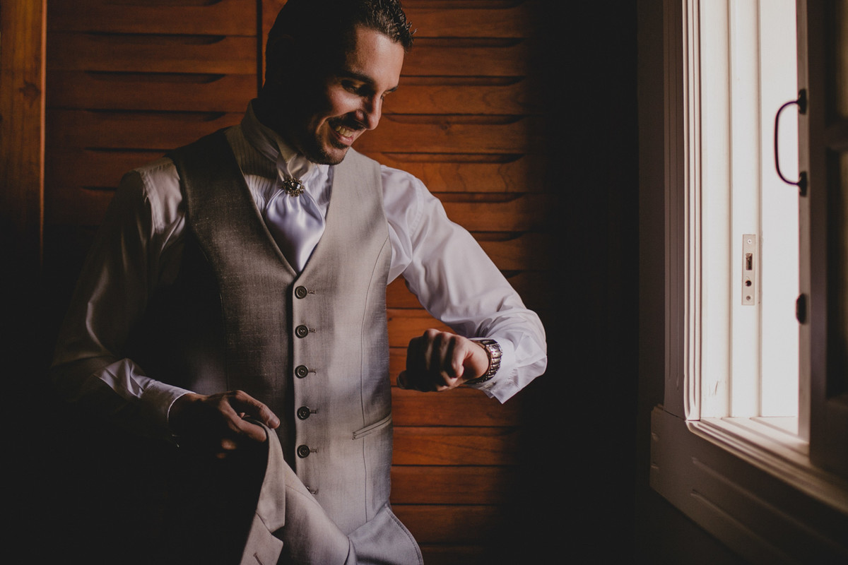 noivo olhando no relogio