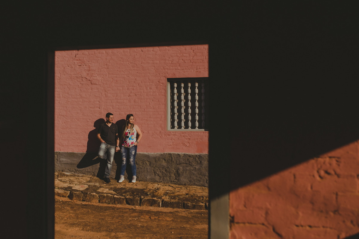 noivos encostados na parede