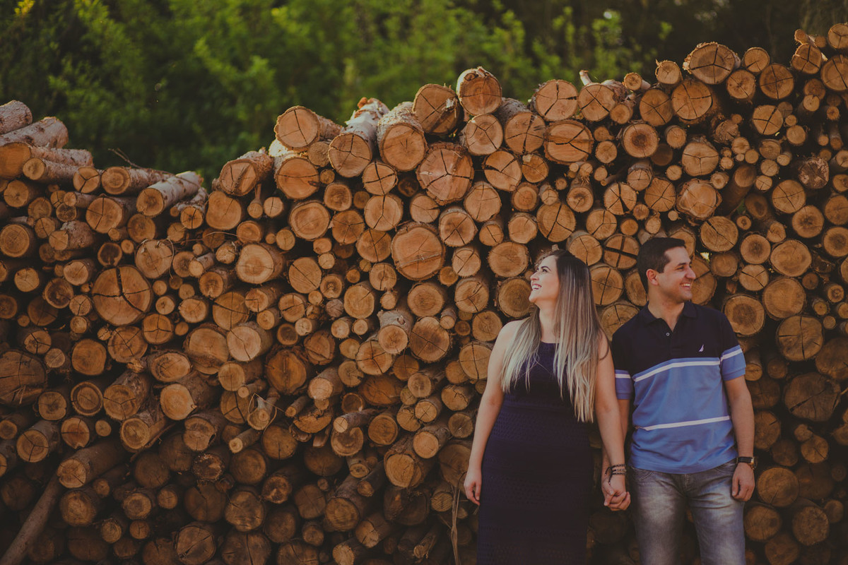 casal perto das madeiras
