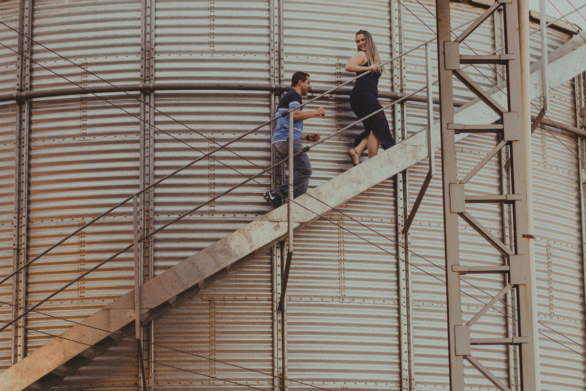 noivos subindo correndo a escada