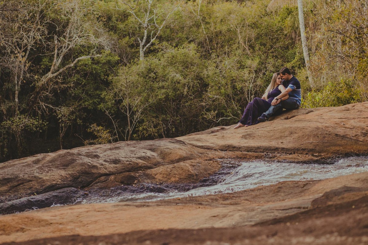 casal proximo a cachoeira namorando
