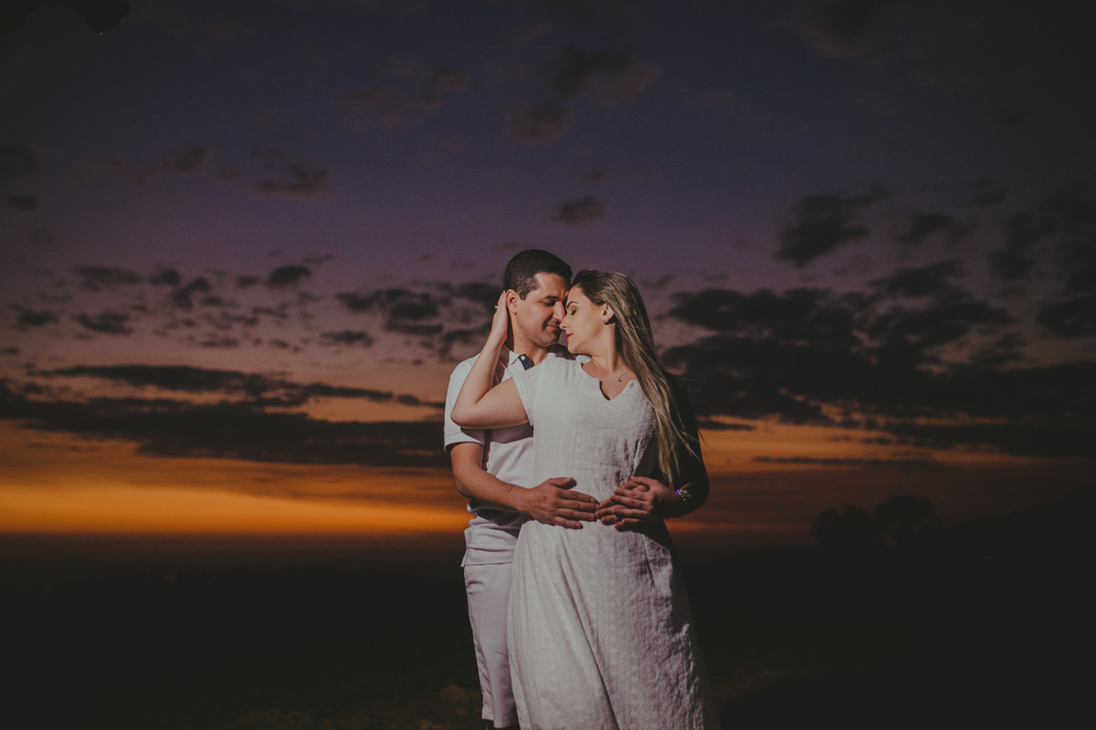 casal namorando por do sol incrivel