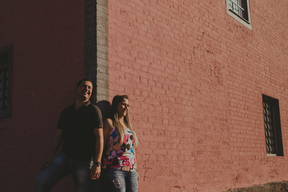 casal sorrindo luz do sol