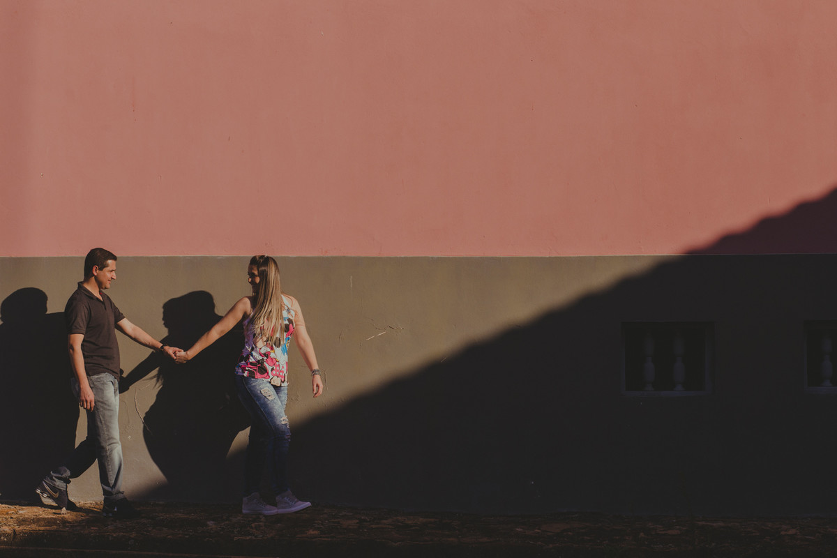 casal caminhando perto da luz