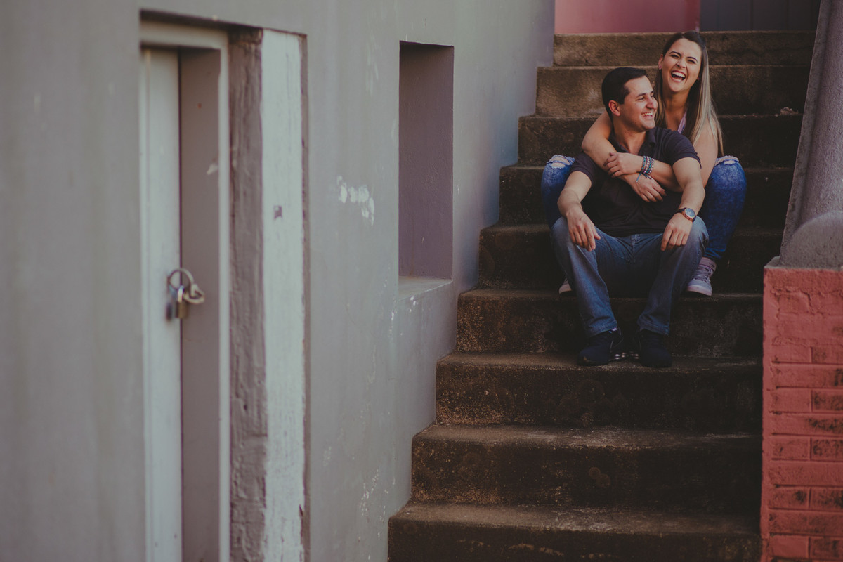 casal namorando na escada