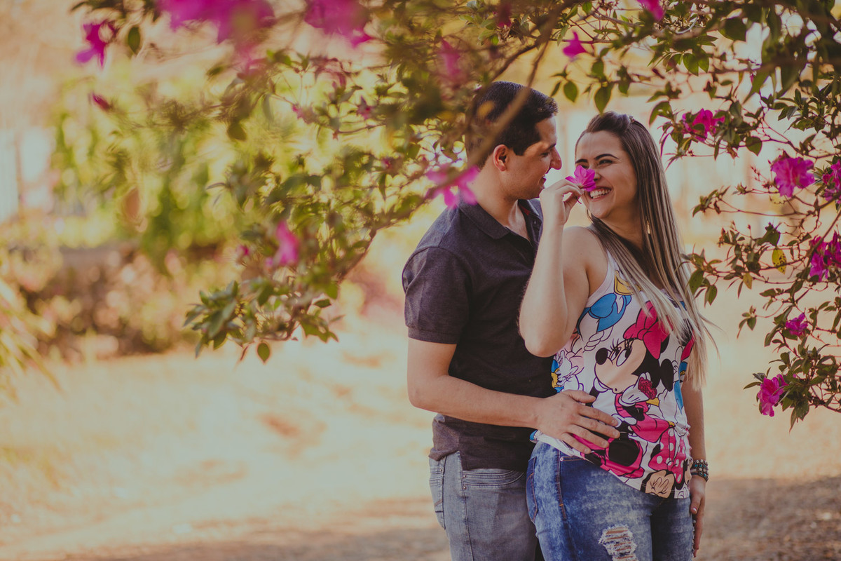 casal namorando, curtindo o cheiro das flores
