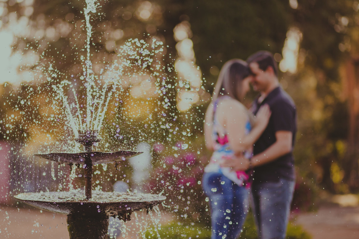 casal namorando proximo a fonte