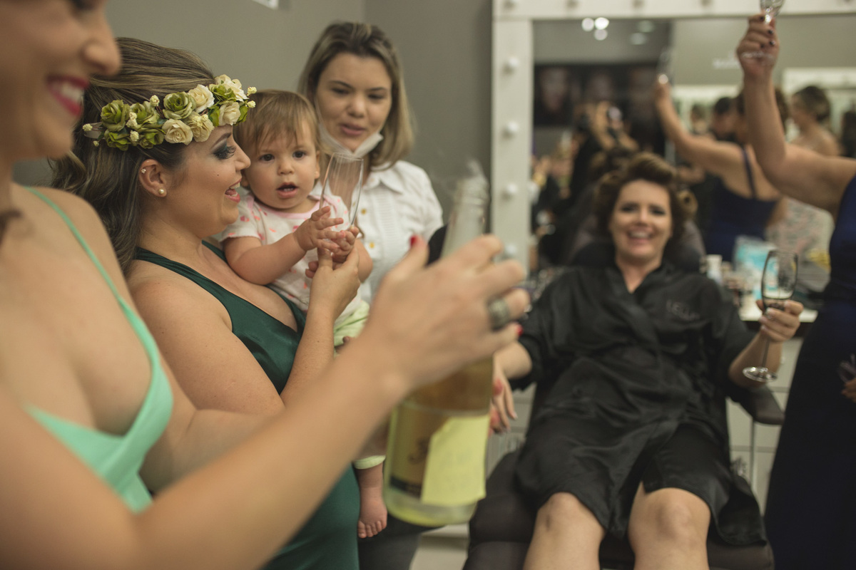 Rafael Serra Fotografo, noiva, casamento, Making of da noiva, making of no hotel, maquiagem noiva, l'elite, brinde com as madrinhas