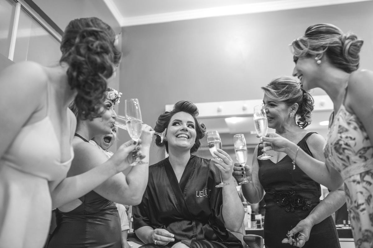 Rafael Serra Fotografo, noiva, casamento, Making of da noiva, making of no hotel, maquiagem noiva, l'elite, brinde com as madrinhas