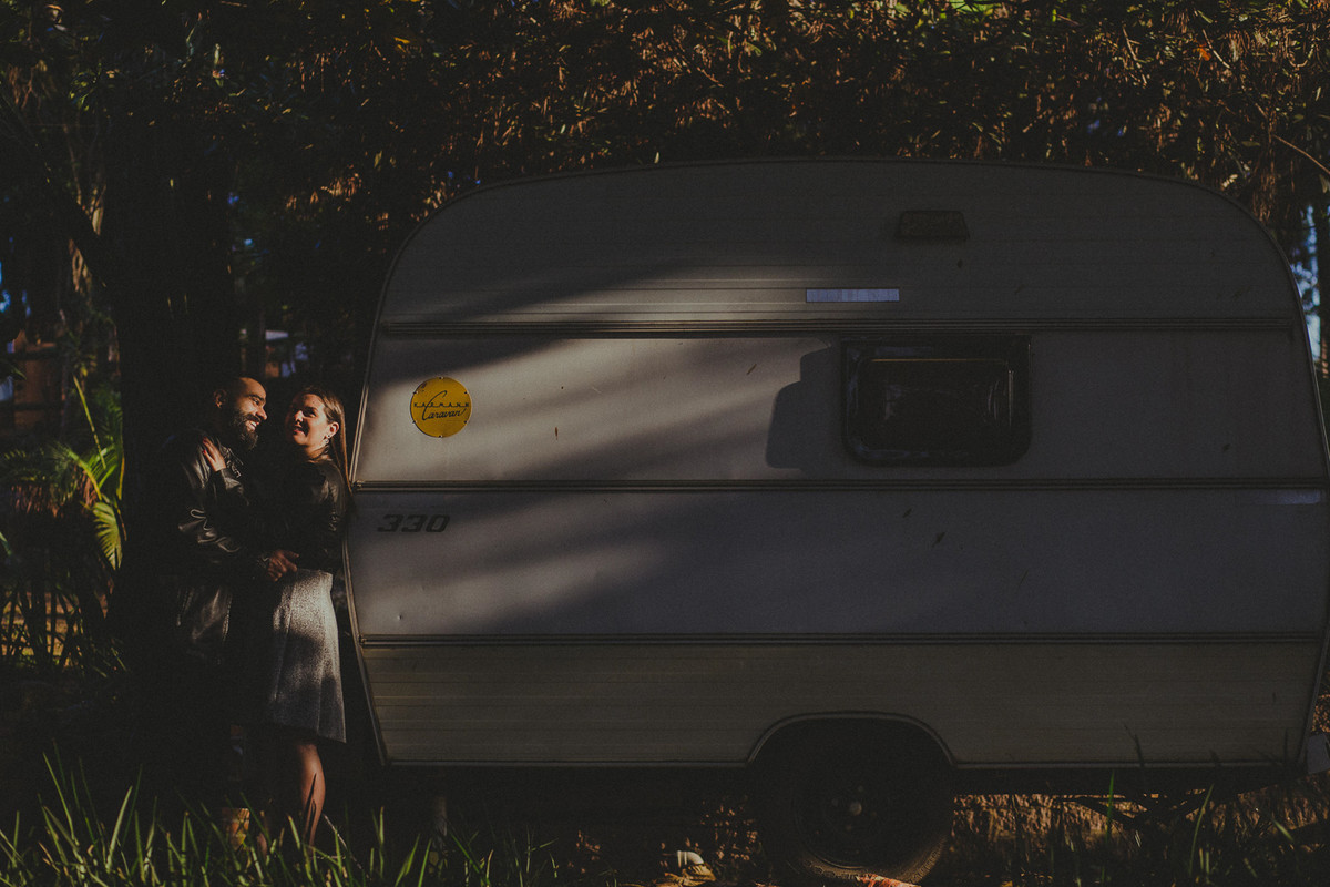 casal namorando do lado do treiler
