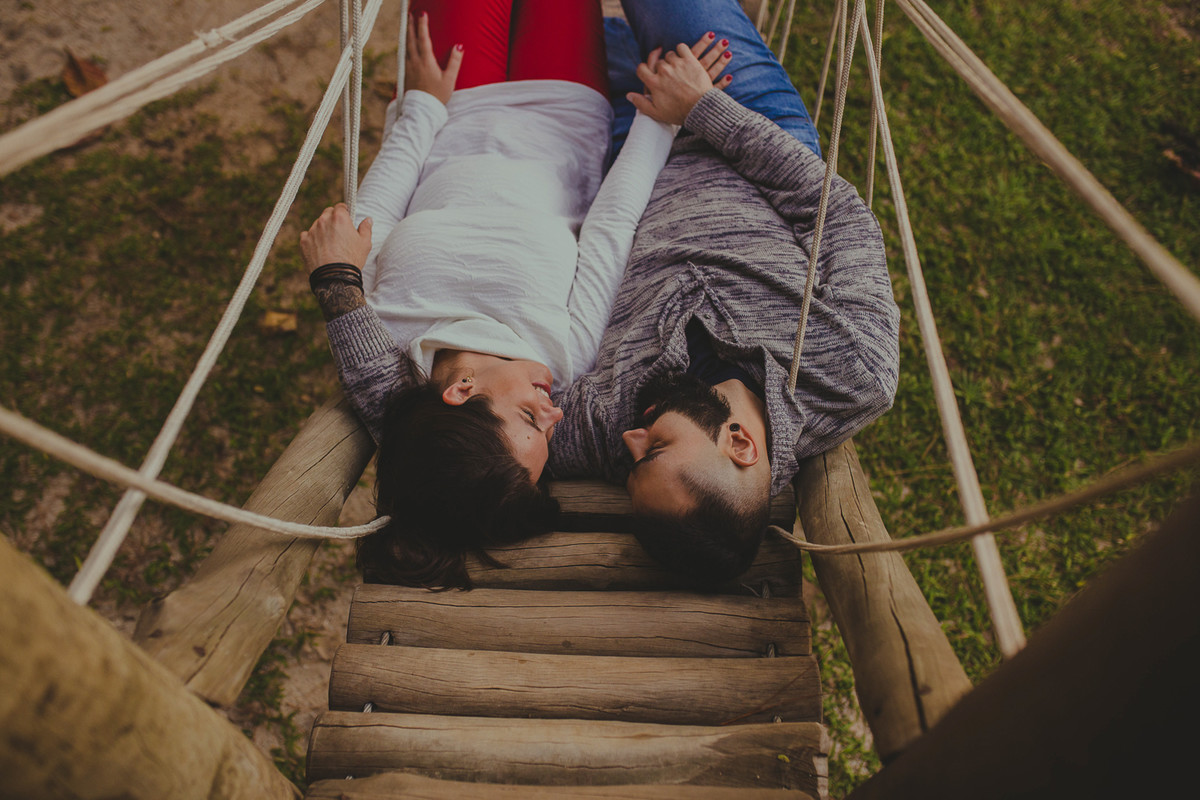 casal deitado de ponta cabeça