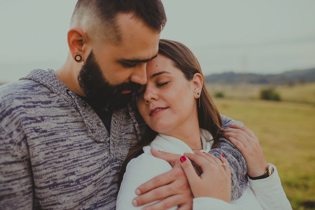 casal abraçado cena romantica no frio com homem barbudo e noiva engraçada