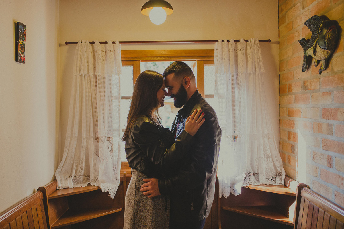 foto do casal olhando nos olhos