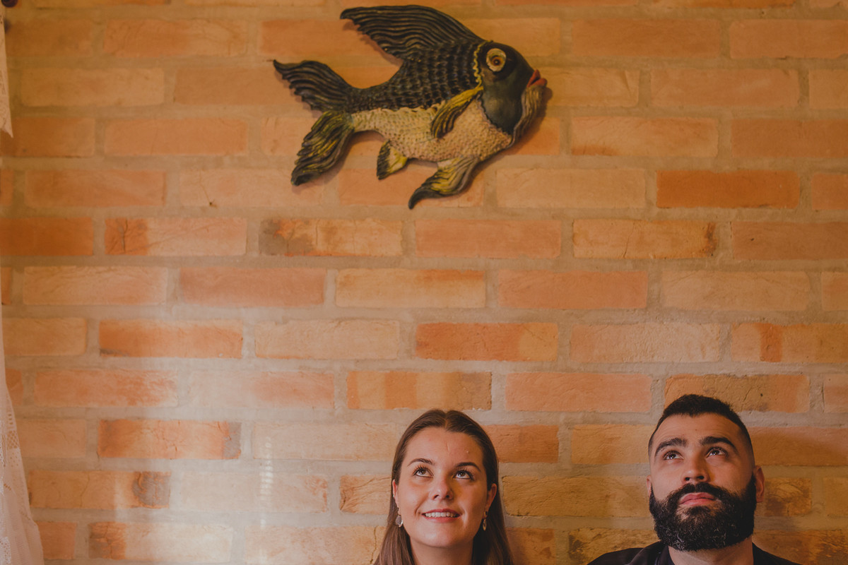 casal olhando pra cima vendo o peixe