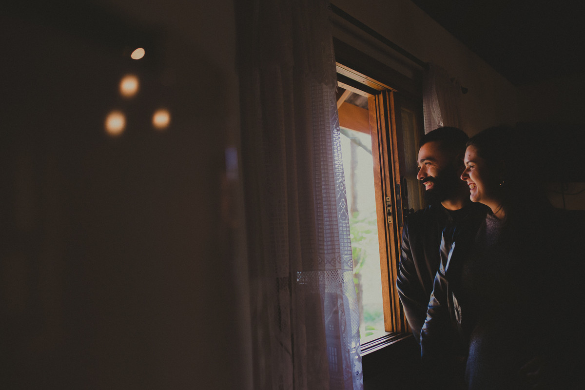 casal apaixonado olhando na janela