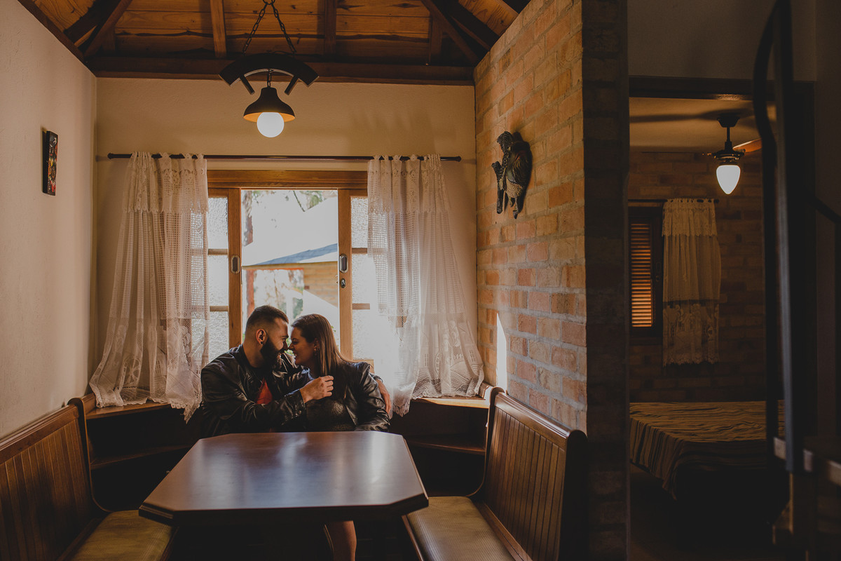 namorando no chalé romantico, clima frio ensaio de inverno