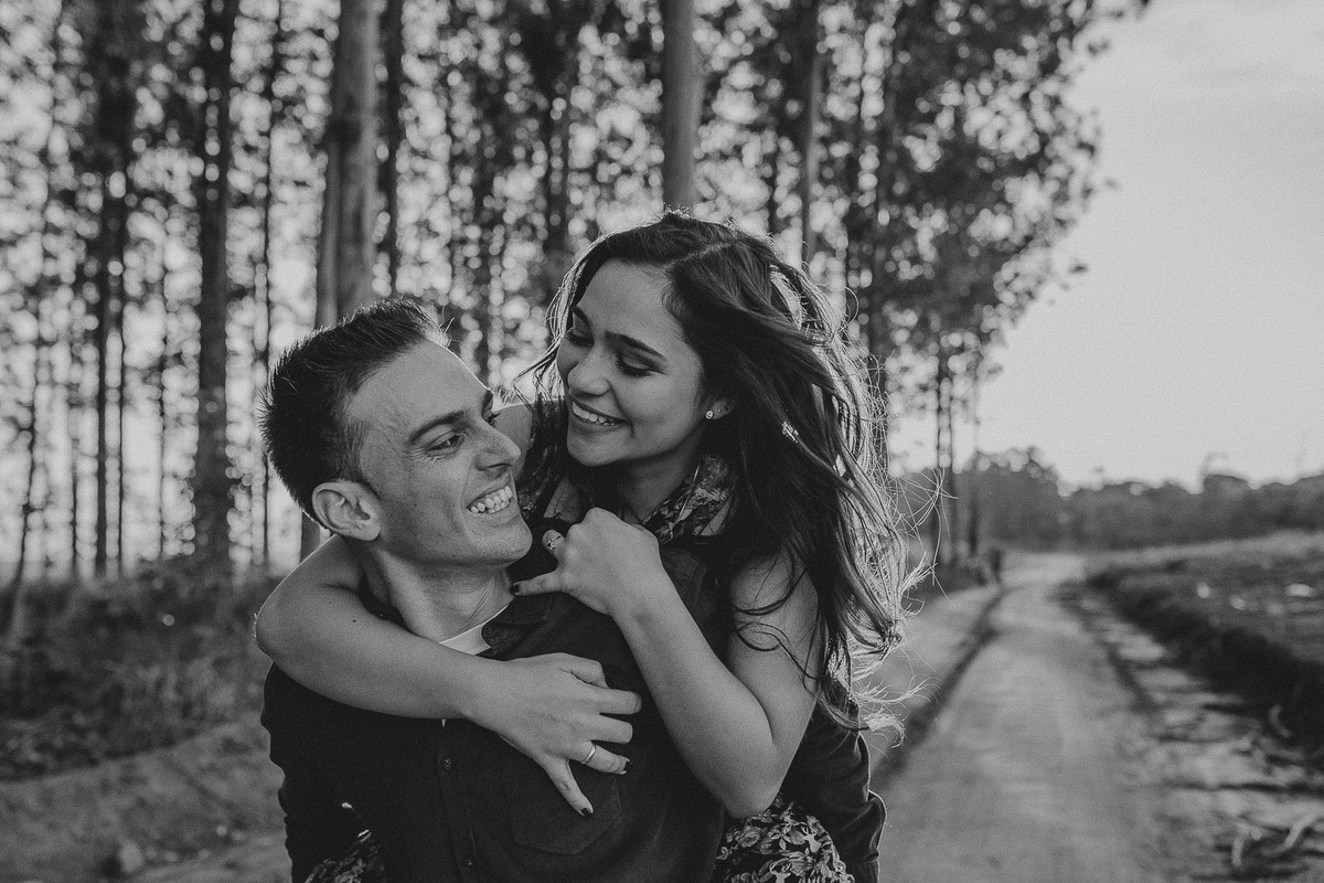 preto e branco, fotos com noivos de cavalinho e cabelos ao vento