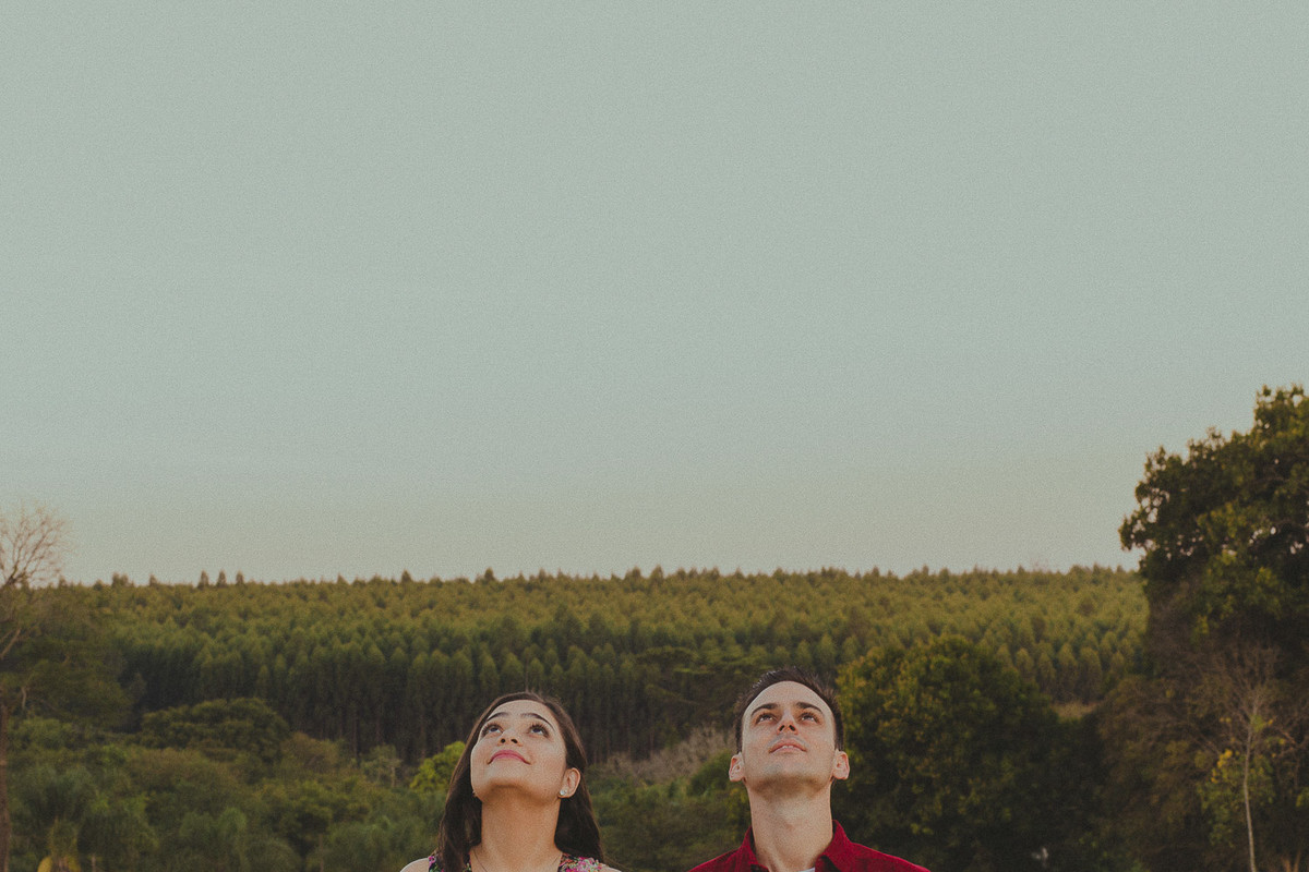 noivos olhando pra cima