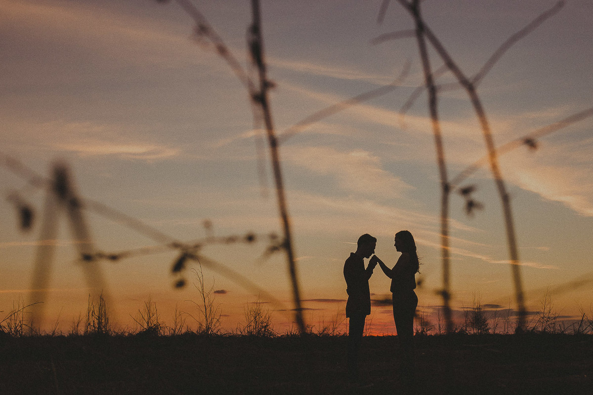 silhueta por do sol beijo na mão