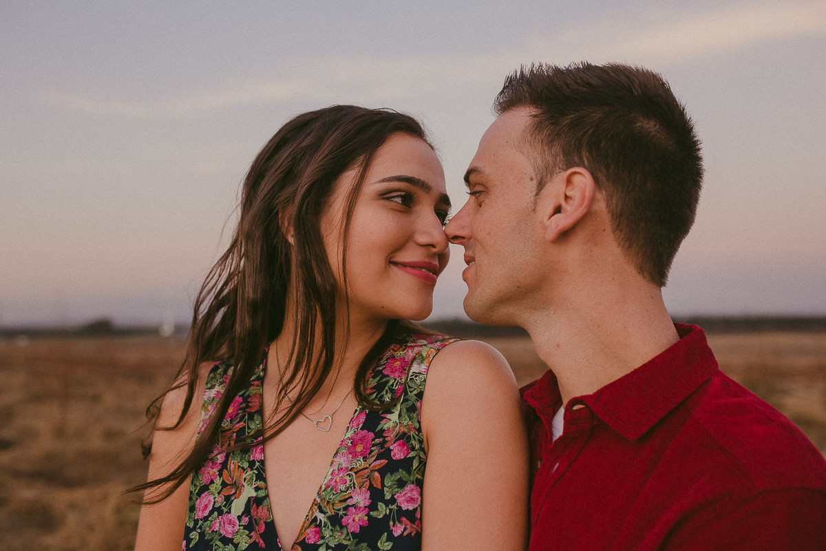 casal se olhando foto romantica