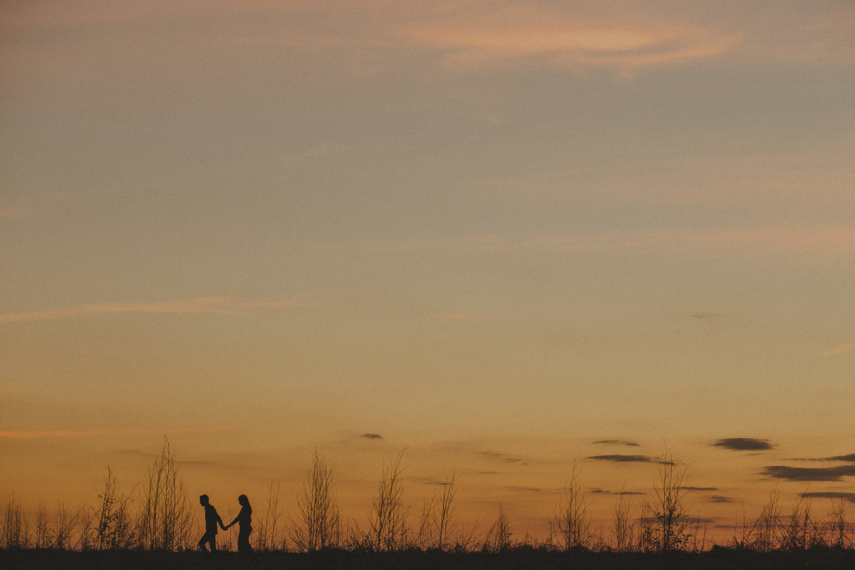 casal caminhando silhueta romantica