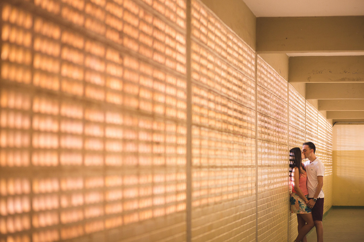 namorando no corredor do colegio casal apaixonado