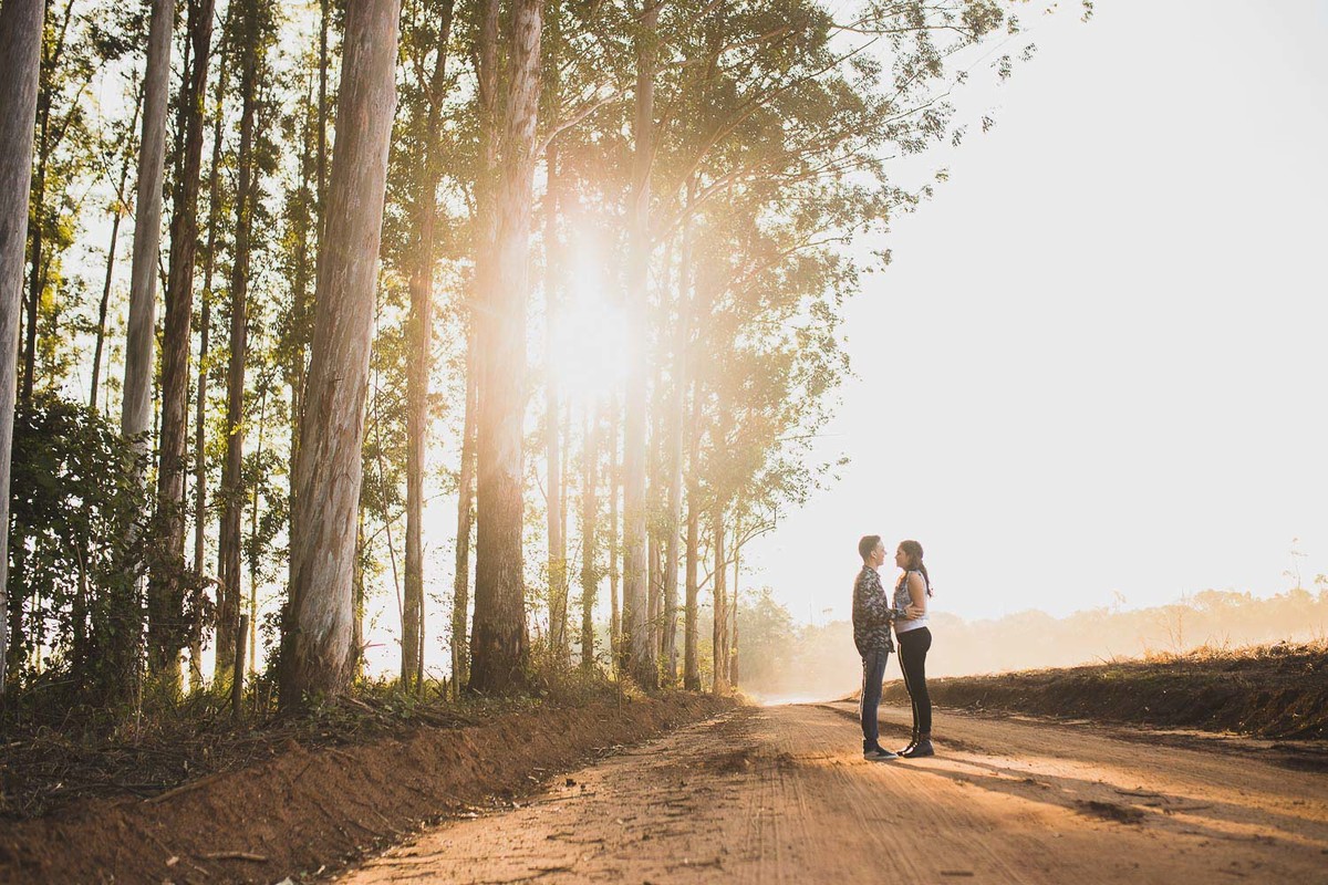 casal se olhando foto na natureza