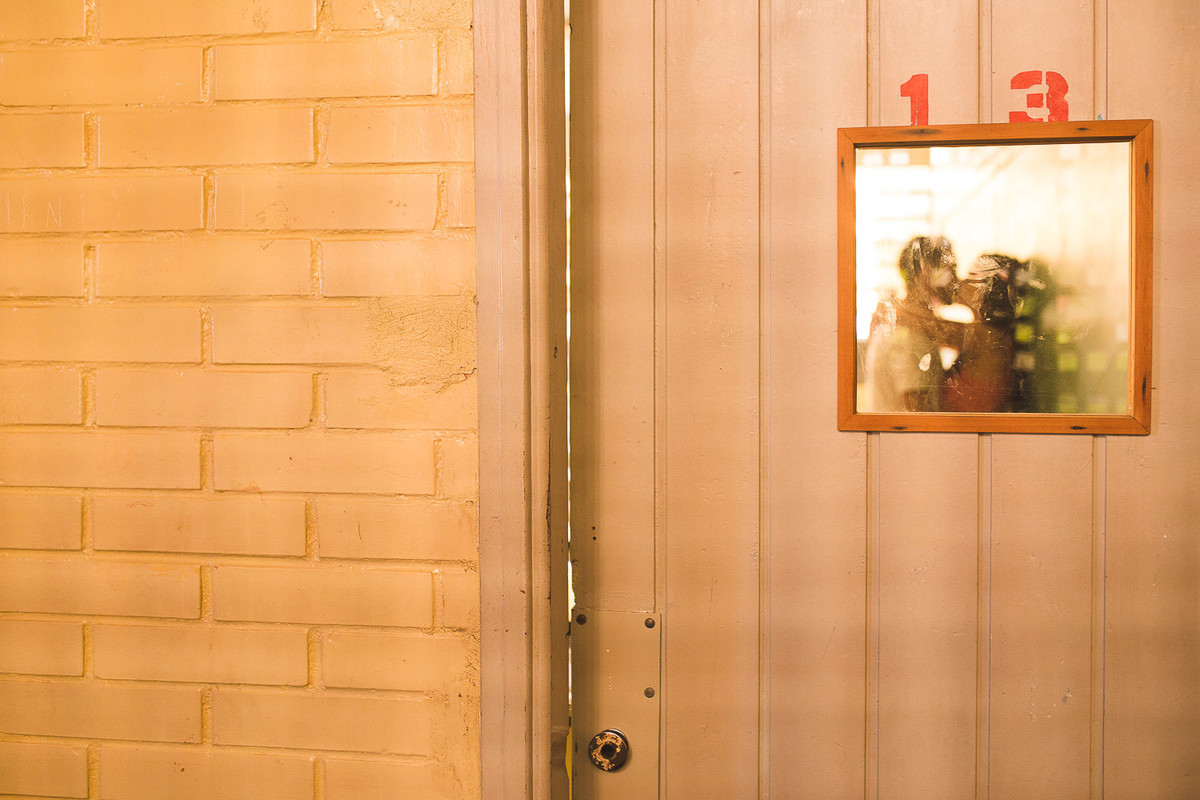 namorando no corredor do colegio casal apaixonado, dentro da sala de aula que se conheceram